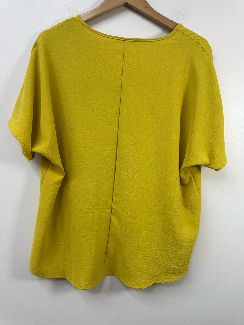 entro V-Neck Short Sleeve Top in Chartreuse size M - Picture 3 of 6